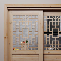 Porte coulissante en verre avec grille florale en bois de cèdre massif sur mesure, porte coulissante décorative intérieure pour balcon