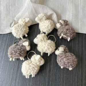 Petite brebis décorative en feutre de laine moderne, petit pendentif fait à la main, décoration murale suspendue DIY - Product Image 2
