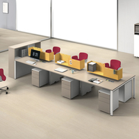 Bureau moderne ouvert et modulaire avec station de travail pour 4 ou 6 personnes, mobilier design, table de travail avec pieds en métal et cuir