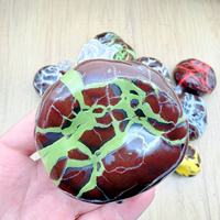 Balle en chocolat noir artisanal super relaxante couleur menthe matcha, croustillante et sonore lorsqu'elle est écrasée, jouet à rebond lent