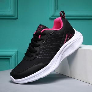 Chaussures de travail en PU pour femmes, légères, à semelle souple, antidérapantes, baskets décontractées pour la course, usage quotidien au bureau, noires, vente en gros, directement de l'usine OEM - Product Image 1