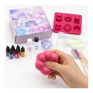 Crea tu propio set de juguetes Taba: Mezcla de goma AB equilibrada, seis moldes de diseño, botellas de tinte, polvo flocado, varillas mezcladoras y folleto. - Product Image 4