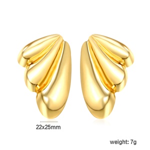 Orecchini a Perno da Donna all'Ingrosso in Acciaio Inossidabile Ipoallergenico Placcato Oro 18k PVD, Massicci a Forma di Farfalla e Fiore, Gioielli Personalizzati - Product Image 3