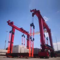 Grue marine mobile de 300 tonnes, grue portique robuste, engrenage de moteur haute efficacité, télécommande, pneus en caoutchouc, équipement de levage de bateaux