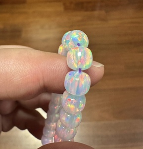 Cuentas de Ópalo Sintético Blancas de 1.5mm con Orificio para Hacer Pulseras - Product Image 6