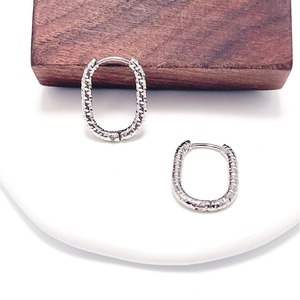 ต่างหูห่วงสี่เหลี่ยมแบบตอกลายเคลือบทอง 18K PVD บนสแตนเลสสตีลสำหรับผู้หญิง |   กันน้ำ ป้องกันการแพ้ และไม่ซีดจาง - Product Image 4