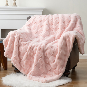 Plaids doux, élégants, luxueux et chauds en fausse fourrure de lapin gaufrée tie-dye froissée et bouclée, pour l'hiver - Product Image 2