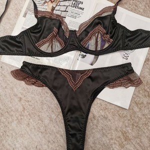 Satijnen patchwork kanten lingerieset met gegolfde mesh beugelbeha en slip - Product Image 6