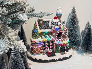 Progetto di Decorazione da <span class=keywords><strong>Giardino</strong></span> Personalizzata a Prezzo Economico, Modello Artificiale di <span class=keywords><strong>Villaggio</strong></span> in Resina con Scena Natalizia della Casa di Pan di Zenzero di Babbo Natale in Stile Personalizzato - Product Image 3