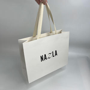 Sac en papier pêche de luxe personnalisé avec logo noir pour l'emballage de bijoux, cosmétiques et lunettes, avec poignée en ruban - Product Image 1