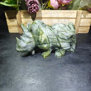 Scultura di Rinoceronte in Giada XiuYan di Alta Qualità, Intagliata a Mano in Cristallo Naturale per Decorazione d'Interni - Product Image 1