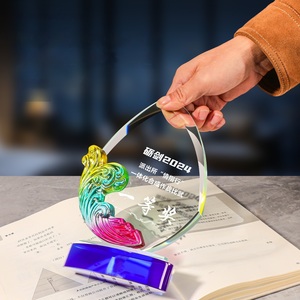 Trophée en verre cristal transparent de haute qualité, personnalisé avec glaçure colorée et base bleue, gravé au laser - Product Image 4