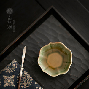 Tasse à thé en céramique Celadon Master Cup, petite coupelle en forme de pétale pour service à thé Kung Fu, glaçure verte bambou - Product Image 1