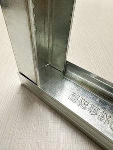 Composants <span class=keywords><strong>de</strong></span> plafond en grille <span class=keywords><strong>de</strong></span> plâtre à ossature verticale 75 mm en acier galvanisé moderne pour cloison à montage facile - Product Image 2