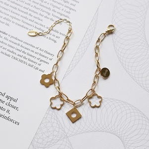 महिलाओं के लिए गहने 18k सोने के प्लेटेड फूल क्रॉस मोती चंद्रमा सितारों भालू श्रृंखला वाटरप्रूफ आकर्षण कंगन स्टेनलेस स्टील - Product Image 6