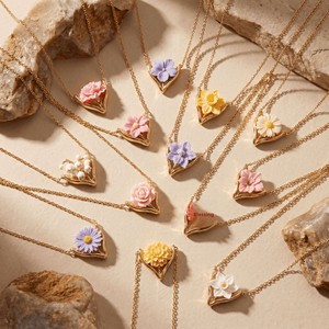 Collier pour femme en acier inoxydable avec pendentif cœur doré sportif, motif fleur de décembre - Chaîne bambou multi-fleurs (œillet, rose, lys) - Product Image 1