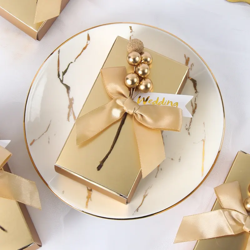 Scatola di carta di caramelle d'oro da 10 pezzi scatola di imballaggio di caramelle di carta piccola regalo di nozze con nastro per bomboniere per gli ospiti