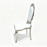 Chaise de mariage en acier inoxydable argenté avec découpe baroque en forme de médaillon ovale, dossier découpé au laser et assise en cuir blanc