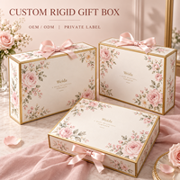 Boîte cadeau rectangulaire rigide en carton avec ruban imprimé floral, bordure dorée et logo personnalisé