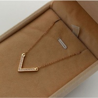 Collier pendentif en forme de V entièrement serti de pierres, en acier inoxydable plaqué or rose 18 carats, classique, orthodoxe, pour couple, idéal pour un anniversaire