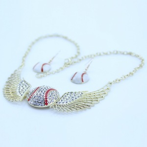 สร้อยคอปีกแบบคลาสสิกประดับเพชร สร้อยคอสั้นสำหรับผู้หญิง - Product Image 2