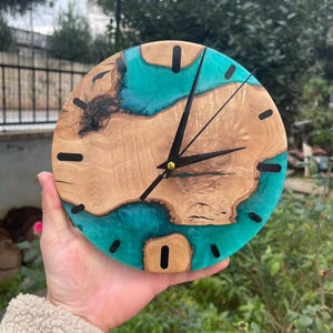 Horloge murale en résine et bois artisanale, conçue pour rehausser la décoration intérieure avec des motifs élégants et un art unique - Product Image 1