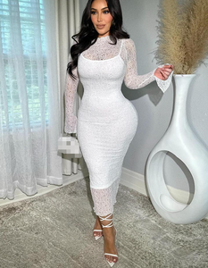 Completo da donna due pezzi: Abito a collo alto in pizzo a maniche lunghe e Canotta, con polsini svasati, vestibilità aderente, ideale per appuntamenti, pendolarismo, feste e cene - Product Image 1