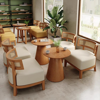 Ensemble de table et fauteuils en rotin et bois massif, style moderne et personnalisé, pour café, restaurant, librairie, salon commercial.