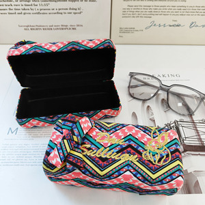 Étui à lunettes rétro brodé avec motif de lapin, grande capacité, résistant à la pression, boîte de rangement pour lunettes, design rectangulaire imprimé, design à rabat - Product Image 1