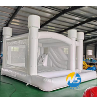 Château gonflable combiné blanc de 18x18 pieds avec toboggan et piscine à balles, idéal pour mariages et événements commerciaux, à vendre