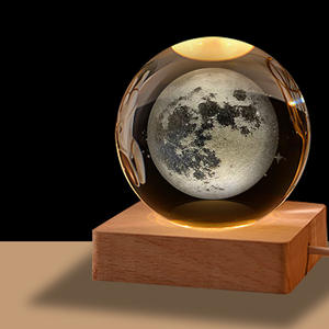 6CM Cristal Usine En Gros <span class=keywords><strong>Personnalisé</strong></span> 3D Laser Gravé <span class=keywords><strong>Boule</strong></span> <span class=keywords><strong>De</strong></span> Verre LED Lumière avec Base En Bois Poli Technique Souvenir Utilisation - Product Image 3