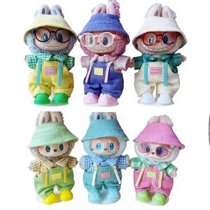 ملابس مناسبة فقط لدمى الأطفال القابلة للارتداء، بنطلون بحمالات وقبعة، طقم بستة ألوان، دمية لطيفة 17 سم قابلة لتغيير الملابس - Product Image 1