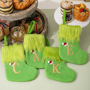 Faible MOQ, Vente Chaude : Ornements de Noël en forme de chaussettes vertes avec 26 lettres, style <span class=keywords><strong>Grinch</strong></span>, décorations suspendues pour sapin de Noël - Product Image 2