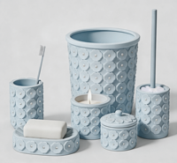 Offre Spéciale – Ensemble d'accessoires de salle de bain modernes 6 pièces en résine bleu clair, étanche et écologique, avec décor floral gaufré et accent perlé pour savon