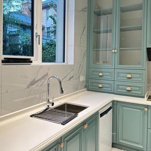 Ensemble d'armoires de <span class=keywords><strong>cuisine</strong></span> sur mesure en bois laqué, plan de travail en pierre, avec vitrine en verre vert menthe, design à fermeture douce - Product Image 1