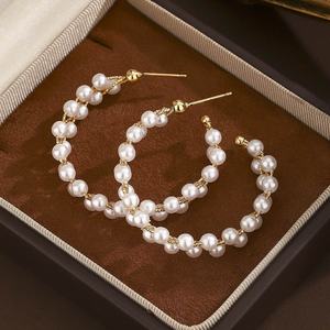 Pendientes de Perlas de Amor Chapados en Oro de 18K de Alta Gama para Mujer, Diseño Único, Fresco y Exagerado, Hechos de Latón y Cobre - Product Image 5