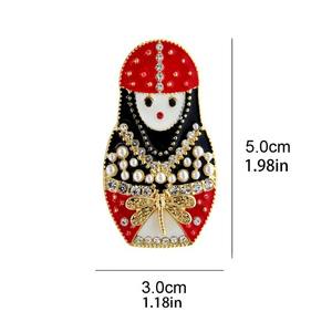 1 pièce <span class=keywords><strong>Broche</strong></span> Matryoshka russe en émail rouge, élégante et tendance, ornée de perles et de strass, pour femmes, nouveau bijou - Product Image 4