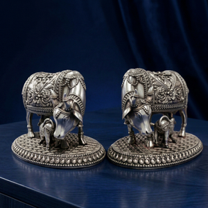 Paire d'idoles de vache et de veau en laiton plaqué argent oxydé 999, 12,5x7,5x8 cm, 100% laiton, Gau Mata Murti, décoration de temple Puja, cadeau spirituel, Jaipur - Product Image 1