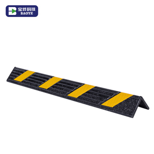 Protection d'angle de circulation réfléchissante en plastique et en caoutchouc Baoye Produit de visibilité et de sécurité amélioré pour les routes - Product Image 4