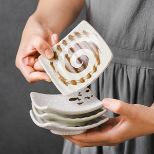 Assiette en céramique carrée à pied incliné Plat à sauce sushi Vaisselle japonaise Plateaux de nourriture pour snacks Articles de <span class=keywords><strong>table</strong></span> d'assaisonnement pour la cuisine - Product Image 4