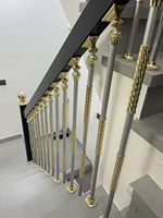 Balustrades et meneurs d'escalier de luxe en aluminium au design moderne haut de gamme, élégants, dorés et noirs, pour balcons et escaliers de villas