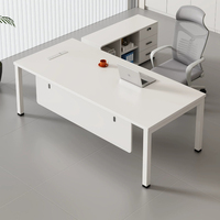 Bureau de direction moderne en forme de L blanc avec armoire latérale, finition blanc mat, poste de travail exécutif minimaliste pour bureau de PDG