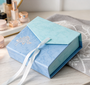 Boîte à bijoux à rabat de style enveloppe en papier spécial dégradé bleu haut de gamme, faite à la main et écologique, avec motif gaufré rose argenté - Product Image 2