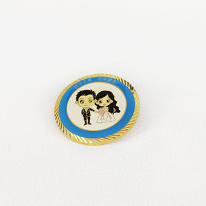 Nouvelle collection : Broches personnalisées en alliage de zinc émaillé souple, style Q, <span class=keywords><strong>2D</strong></span>, thème anime, illustration de couple simple et mignonne, rondes, sur le thème de l'amour. - Product Image 1