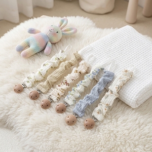Chaîne de sucette artisanale en mousseline de coton à motifs floraux, avec attache en bois de hêtre et élastique à volants, pour nouveau-né - Product Image 1