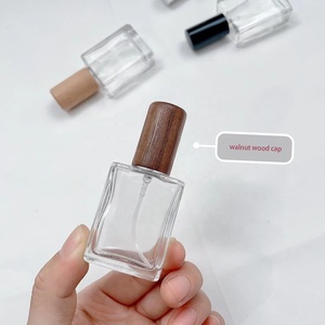 Botol Parfum Kosong Kaca Bening Portabel 15ml Dengan Sprayer Botol Semprot Parfum Kaca Isi Ulang Elegan Dengan Tutup Kayu - Product Image 6