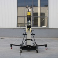 Plateforme élévatrice manuelle à mât unique en alliage d'aluminium avec treuil manuel et roulettes pour le chargement en entrepôt