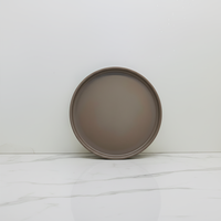 Service de vaisselle classique en céramique grès de luxe marron pour la maison, comprenant assiettes, bols, tasses, compatible micro-ondes, lave-vaisselle et four.