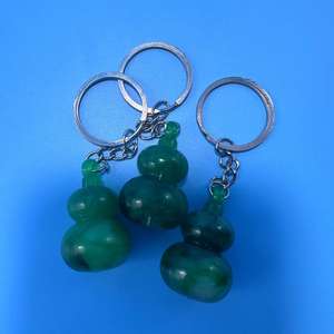 Llavero con colgante de calabaza de jade verde, colgante de imitación de jade, amuleto para llavero, procedente de tiendas de un y dos yuanes. - Product Image 1