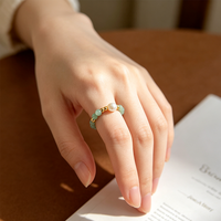 Bague élastique tendance pour femme, pierres de cristal facettées blanches haut de gamme, perles d'eau douce naturelles, bracelet ajustable en perles de riz, polyvalent